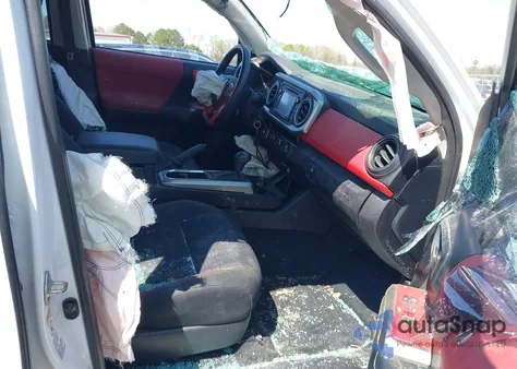 2017 Toyota Tacoma Sr5 V6 z USA, uszkodzony, nr VIN 3TMAZ5CN8HM027941